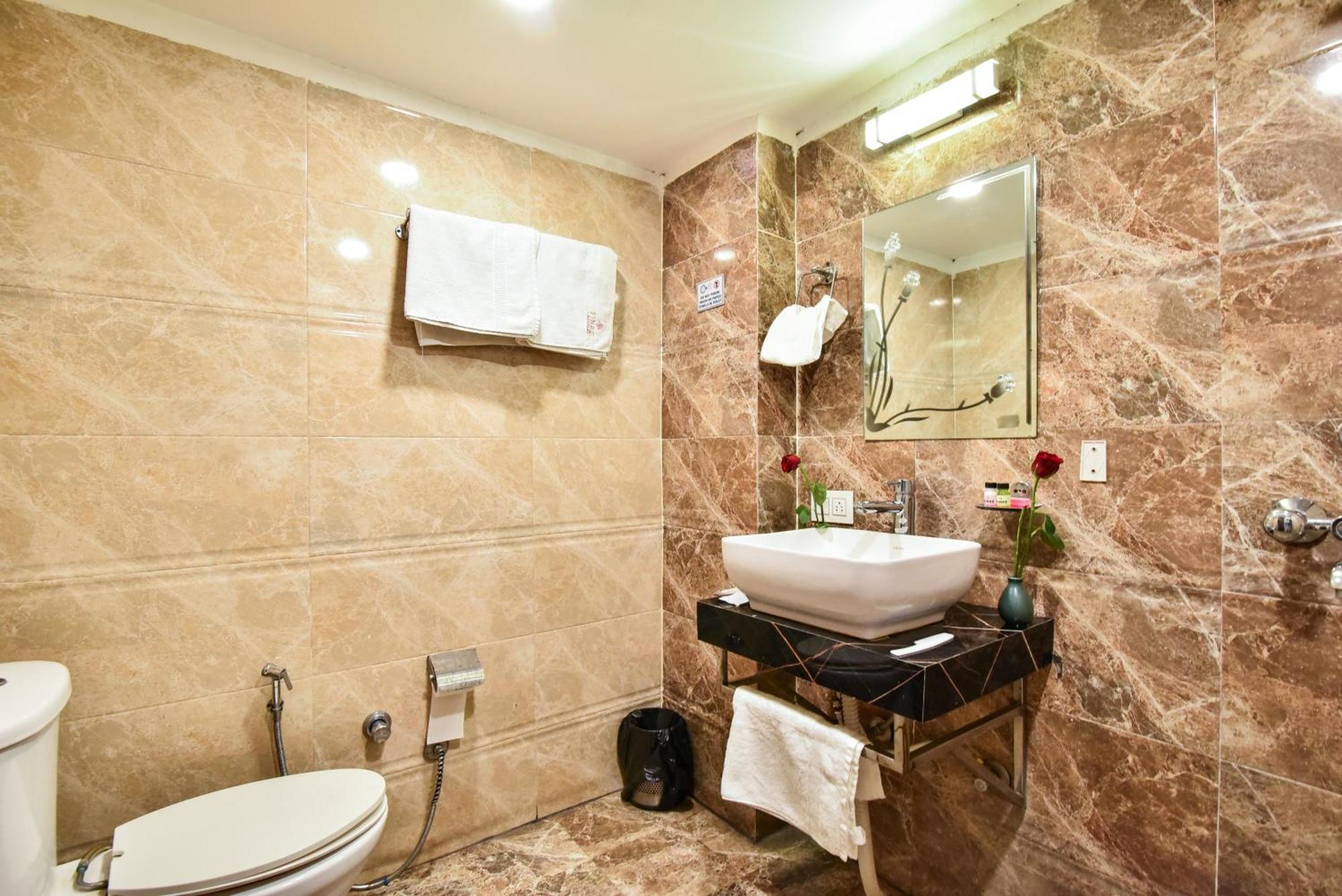 Pinaz Royale Hotel Amritsar Buitenkant foto